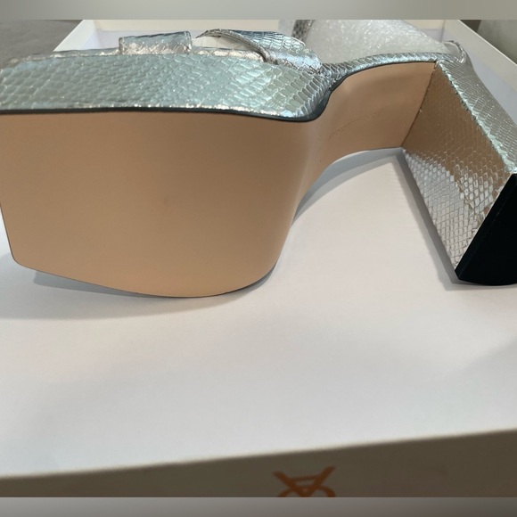 NIB Good American Silver Snake Embossed platform block heel sandal - Picture 4 of 11